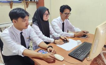 Tiga Calon Pegawai Negeri Sipil (CPNS) Bawaslu Kabupaten Padang Pariaman mengikuti kegiatan Pembukaan Latihan Dasar (Latsar) CPNS Bawaslu Tahun 2025 Angkatan 1 hingga 24 yang digelar secara daring, Senin (25/8/2025).  