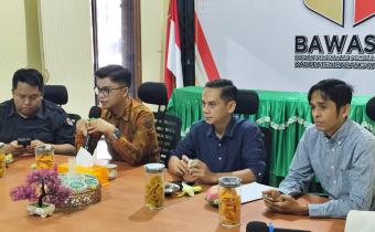 Anggota Bawaslu Sumbar, Febrian Bartez saat memberikan materi pada Rapat Penguatan Kelembagaan Sumber Daya Manusia Terkait Survey Kepuasan Masyarakat Terhadap Kinerja Bawaslu Kabupaten Padang Pariaman 