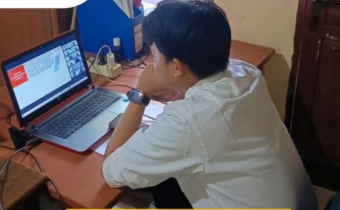 Salah satu Calon Pegawai Negeri Sipil (CPNS) Badan Pengawas Pemilihan Umum (Bawaslu) Padang Pariaman mengikuti Pelatihan Dasar (Latsar) untuk gelombang 7 pada hari Senin (6/10) secara daring di Kantor Bawaslu Padang Pariaman.