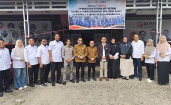 Foto Bersama Saat Verifikasi Faktual Emonev KIP Tahun 2025 di Bawaslu Padang Pariaman