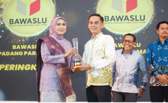 Ketua Bawaslu Padang Pariaman , Azwar Mardin Saat Menerima Penghargaan dari KI Sumbar