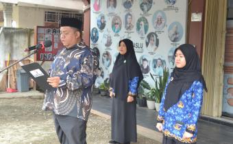 Anggota Bawaslu Padang Pariaman,Irwandi saat Menjadi Pembina Upacara Peringatan hari Pahlawan