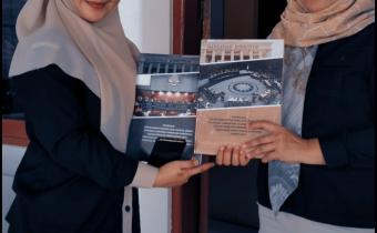 Penerimaan Buku "Landmark" Putusan MK sebagai Pedoman Sengketa Pilkada oleh staf Humas Bawaslu Padang Pariaman