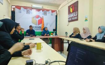 Rapat koordinasi internal di Kantor Sekretariat Bawaslu Padang Pariaman pada Selasa (6/1/2026).