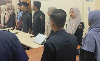 Ketua Bawaslu Padang Pariaman, Azwar Mardin bersama jajaran sekretariat saat menyanyikan Lagu Nasional. pada Selasa, 13/1/2025