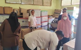 Penataan arsip di Bawaslu Padang Pariaman, Kamis, 14/01/2025