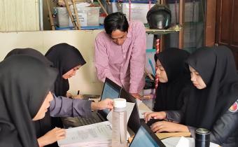 Anggota Bawaslu Padang Pariaman, Indra Gunawan Saat Memantau Kegiatan Penyusunan DAUM , Senin (19/1)