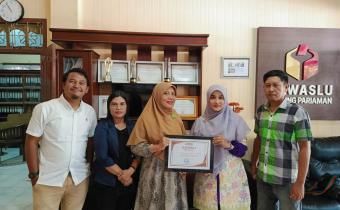 Podcast Bacarito Pengawasan, Bawaslu Kabupaten Padang Pariaman kembali menegaskan komitmennya dalam membangun demokrasi