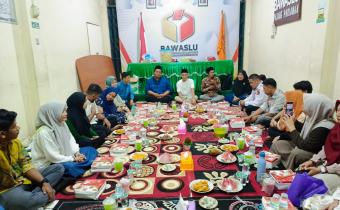 Keluarga besar Bawaslu Kabupaten Padang Pariaman melaksanakan kegiatan buka puasa bersama