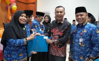 Apresiasi Dedikasi, Kepala Sekretariat Bawaslu Padang Pariaman Terima Satyalancana Karya Satya