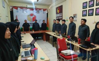 Bawaslu Padang Pariaman Melaksanakan Kegiatan Rutin Menyanyikan Lagu Wajib Nasional 