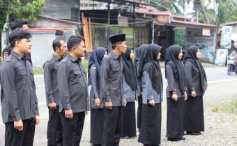 pelaksanaan apel rutin mingguan sekretariat bawaslu padang pariaman