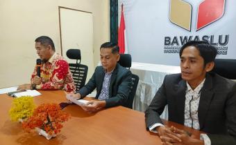 Persiapan pelaksanaan peringatan Hari Kemardekaan RI ke-81 di ruang rapat Kantor Bawaslu Padang Pariaman 
