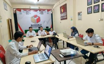 Bawaslu Padang Pariaman Ikuti Zoom Pembinaan dan Pemantauan Pertanggungjawaban Dana Hibah