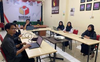 pelaksanaan diskusi Tim Penilai PIPK Bawaslu Padang Pariaman