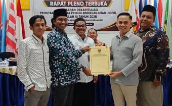 proses serah terima berita acara hasil pelaksanaan pleno PDPB Triwulan III Tahun 2026 di Kantor KPU Padang Pariaman 