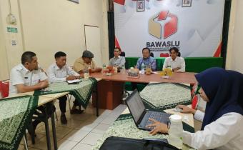 Bawaslu Kabupaten Padang Pariaman mengikuti zoom sosialisasi petunjuk teknis dan pelaporan pengawasan pada triwulan III Tahun 2026 di Kantor Bawaslu Padang Pariaman