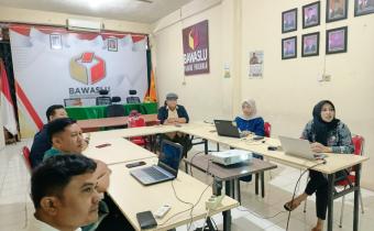 Staf Teknis Divisi PPPS Bawaslu Padang Pariaman, Reina Kamal memaparkan materi dalam diskusi PPPS Series Eps#04 yang bertempat di Kantor Bawaslu Kabupaten Padang Pariaman, Kamis(29/10). 