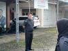 Kepala Subbagian Administrasi Bawaslu Padang Pariaman memimpuin apel pagi yang bertempat di Halaman Kantor Bawaslu Padang Pariaman, Senin.(26/10)